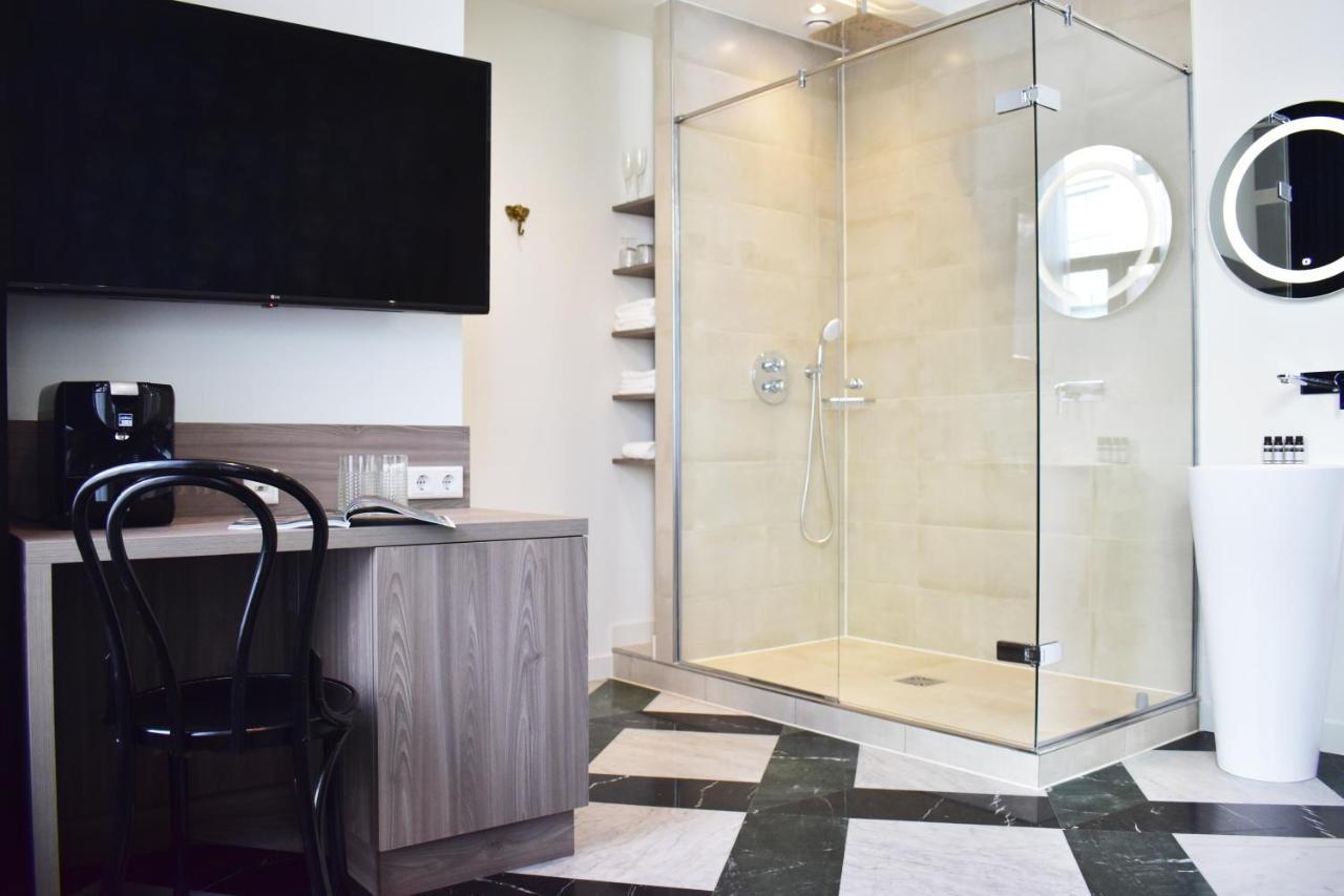 Brasss Hotel Suites Haarlem Exterior photo A shower enclosure