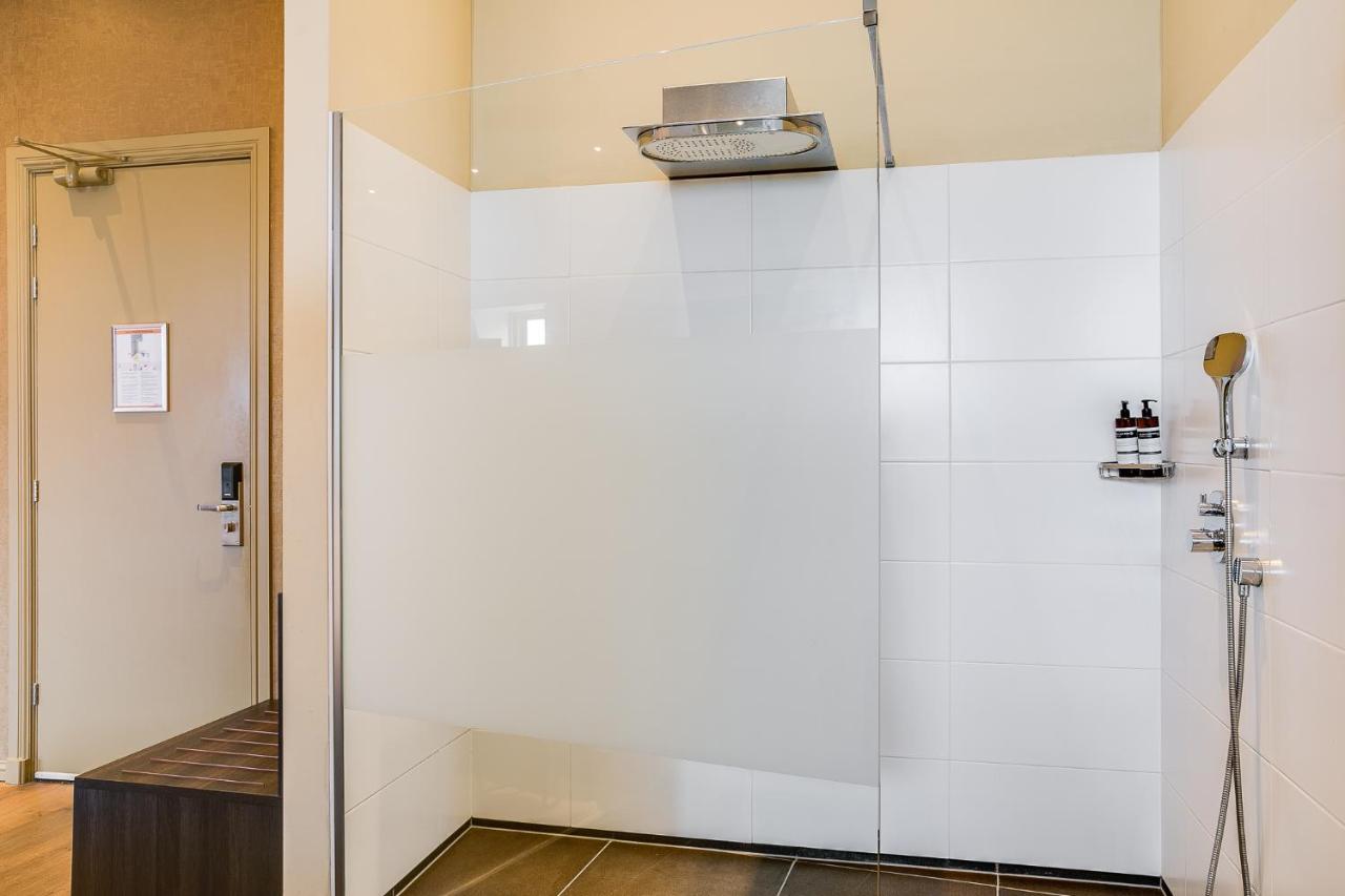 Brasss Hotel Suites Haarlem Exterior photo A walk-in shower