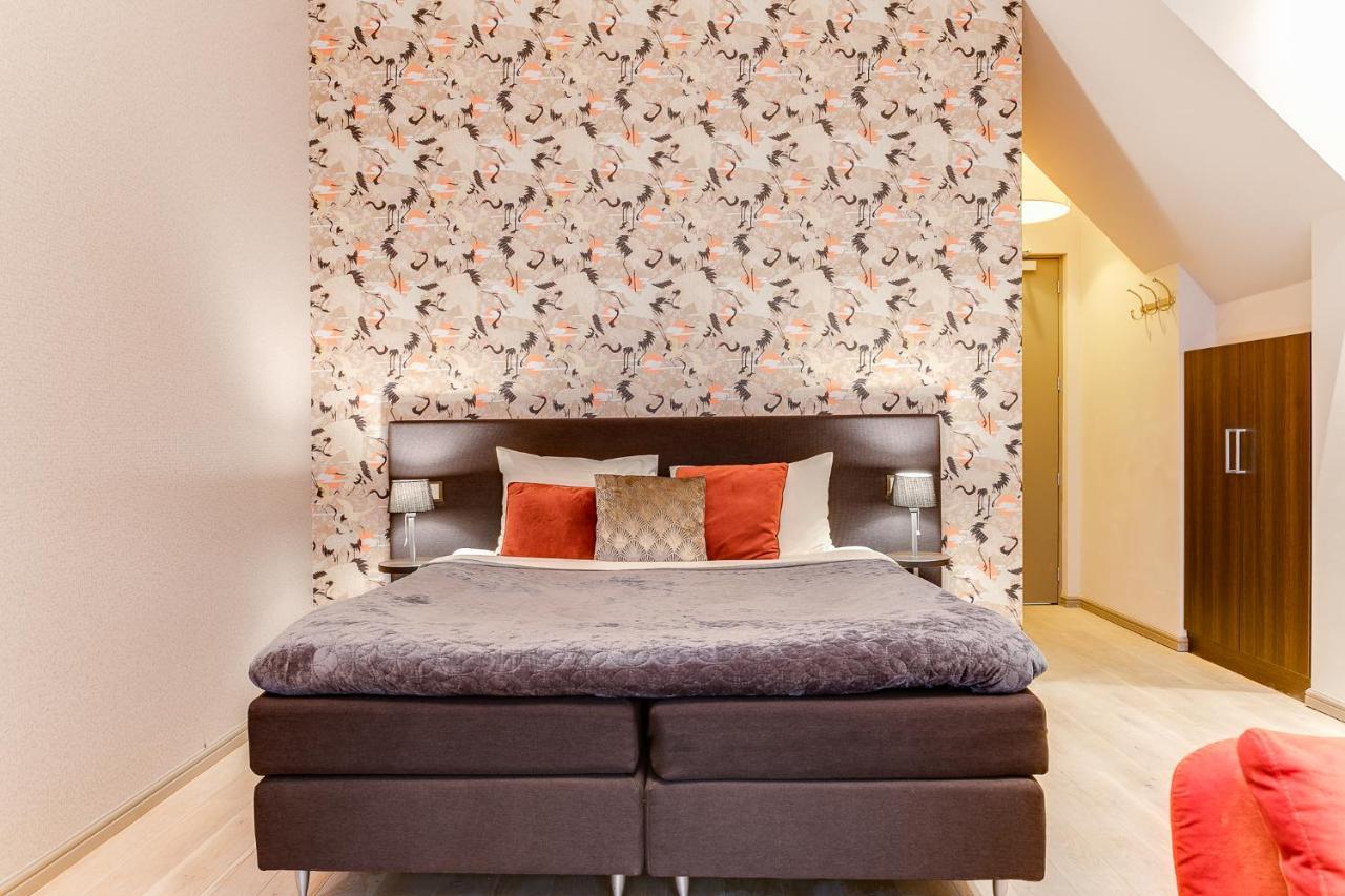 Brasss Hotel Suites Haarlem Exterior photo A bedroom with a bed