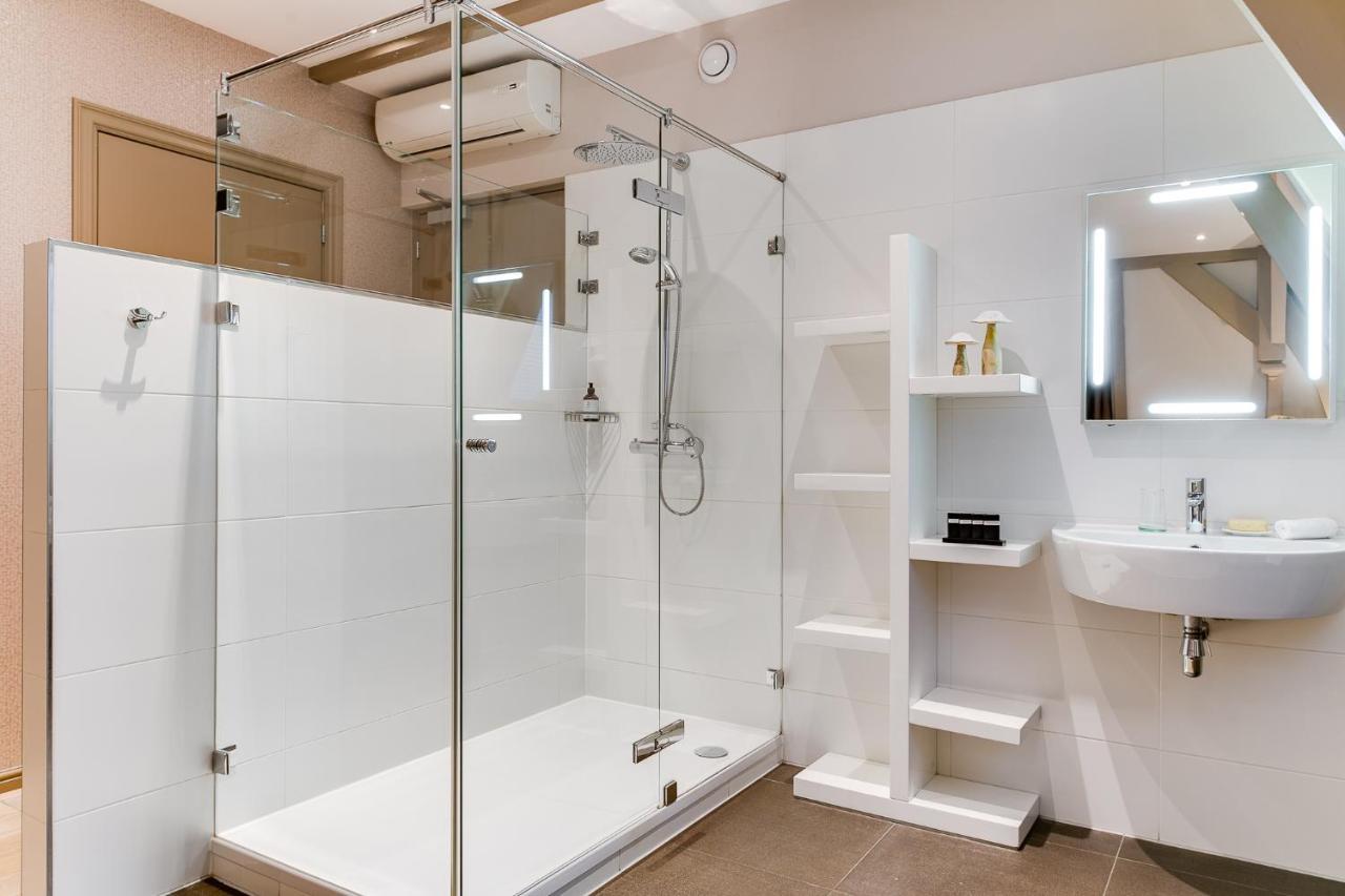 Brasss Hotel Suites Haarlem Exterior photo A shower cubicle