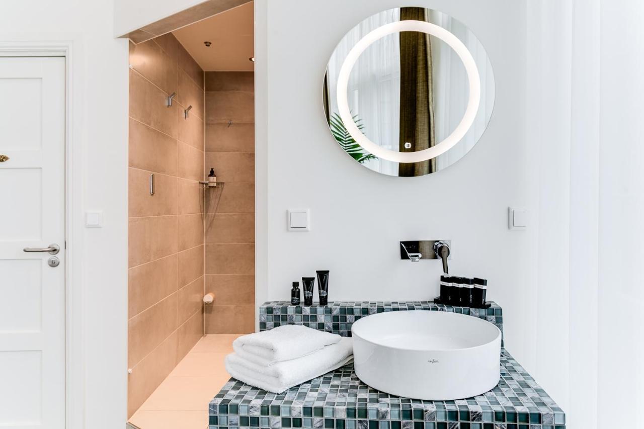 Brasss Hotel Suites Haarlem Exterior photo Bathroom