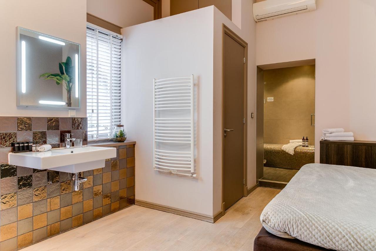 Brasss Hotel Suites Haarlem Exterior photo A heated towel rail