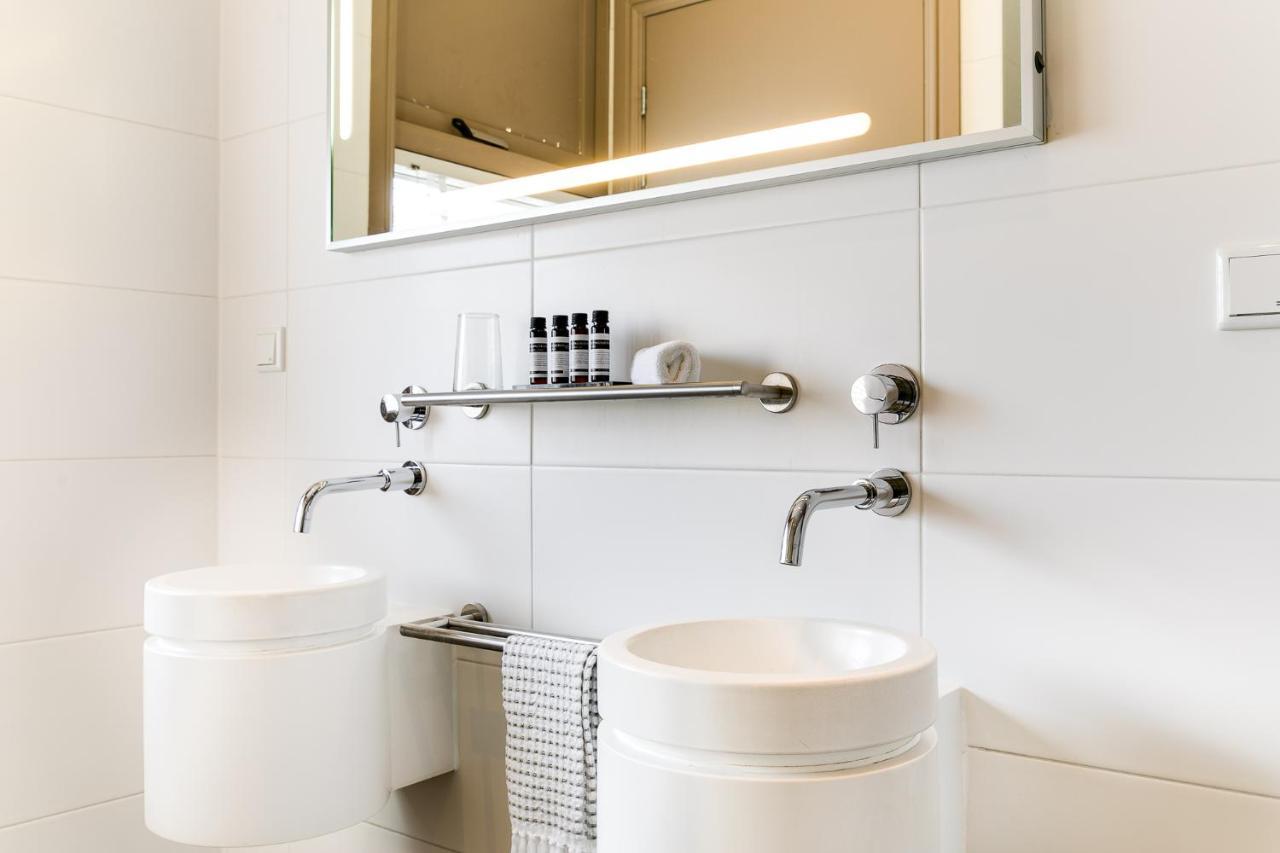 Brasss Hotel Suites Haarlem Exterior photo Bathroom