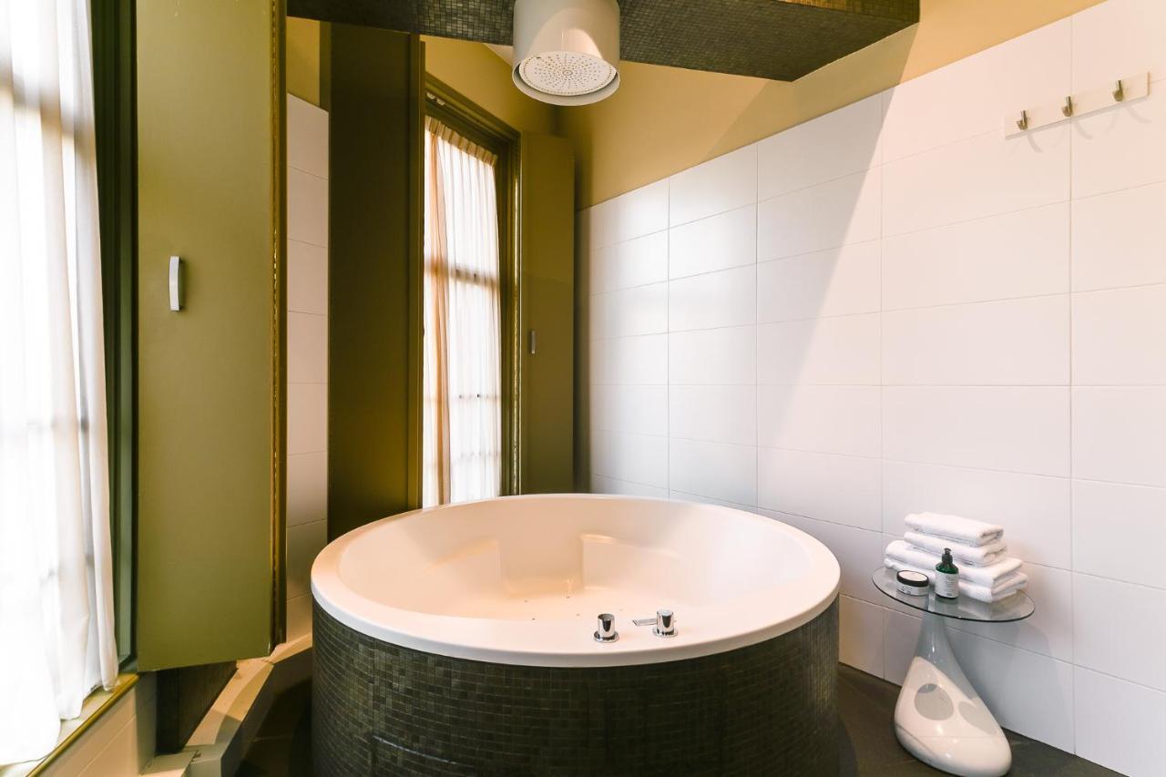 Brasss Hotel Suites Haarlem Exterior photo A modern freestanding bathtub
