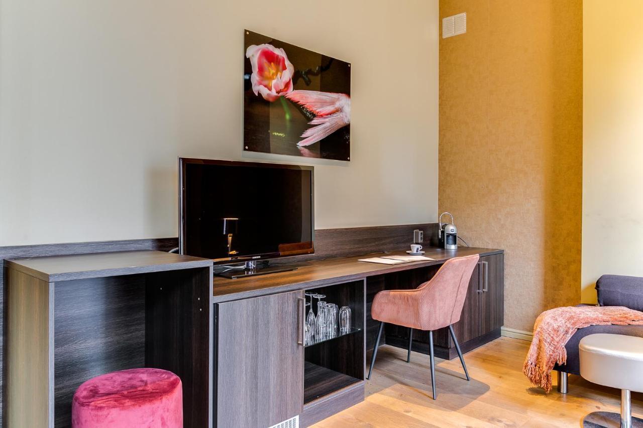 Brasss Hotel Suites Haarlem Exterior photo A television mounted on a wall